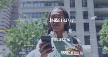 Sokakta akıllı telefon kullanarak bir şeyler atıştıran Afro-Amerikan kadının veri işleme animasyonu. Küresel ağ ve iş teknolojisi kavramı