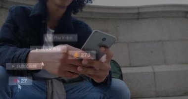 Çift ırklı adamın cep telefonu kullanarak numaralarını değiştiren çoklu bildirim simgelerinin canlandırılması. Dijital bileşim, çoklu pozlama, sosyal medya, abonelik, büyüme, iş ve teknoloji.