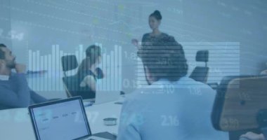 Afro-Amerikan bir kadının ofisinde sunum yapması üzerine borsa veri işleme animasyonu. Küresel ekonomi ve iş teknolojisi kavramı