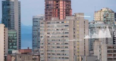 Modern binaların temiz gökyüzüne karşı hava manzarası üzerinden birden fazla grafik ve haritanın animasyonu. Dijital bileşik, çoklu pozlama, rapor, iş dünyası, küresel mimari ve teknoloji kavramı.