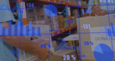 Çeşitli gönüllülerin depoya yardım etmesi üzerine finansal veri işleme animasyonu. Küresel sevkiyat, ticaret, finans, bilgisayar ve veri işleme kavramı dijital olarak oluşturuldu.