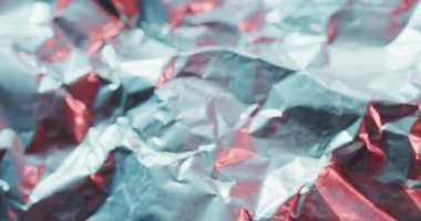 Gri, buruşmuş plastik parçalarını yavaş çekimde kapat. Doku, kumaş ve malzeme.