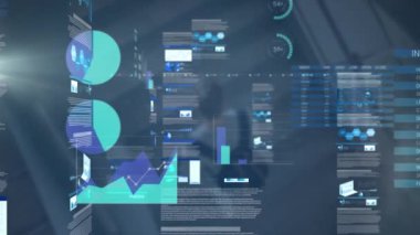 Borsa veri işleme animasyonu, merdivenleri tırmanan bir adamın genel bakış açısıyla karşılaştırılıyor. İş veri teknolojisi kavramı