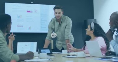 Beyaz adama karşı yüzen mesaj simgelerinin animasyonu ofisteki çeşitli meslektaşlarla konuşuyor. Küresel ağ ve iş teknolojisi kavramı