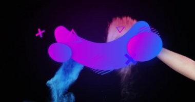 Kafkas el pudrası üzerine siyah zemin üzerinde şekiller olan flash satış metninin animasyonu. Soyut arkaplan, renk ve hareket kavramı dijital olarak oluşturulmuş video.