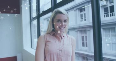 Kafkas iş kadınının ofisindeki ikonlar ve veri işleme animasyonları. Küresel iş, finans, hesaplama ve veri işleme kavramı dijital olarak oluşturulmuş video.