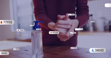 Beyaz kadının orta kesiminde evde el dezenfektanı kullanan sosyal medya simgelerinin canlandırılması. Sosyal medya ağı teknolojisi ve hijyen kavramı