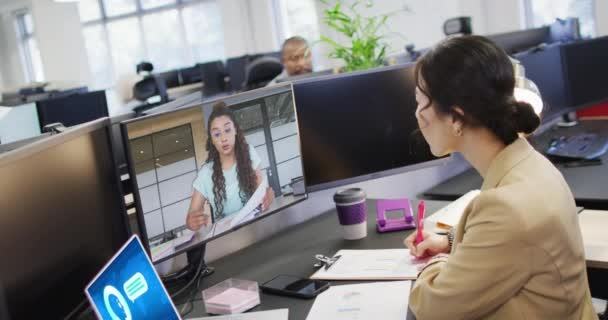 不同的商人有视频通话和使用笔记本电脑与数字聊天屏幕在办公室 财务和数字接口 — 图库视频影像