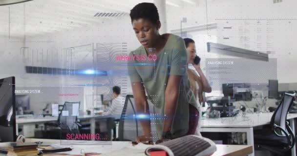 用数字平板电脑在非洲裔美国妇女身上动画的图形 文字和计算机语言 数字合成 多重曝光 办公室 绘图和技术概念 — 图库视频影像