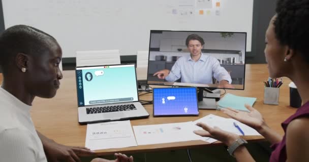 Diverse Geschäftsleute Mit Videoanrufen Und Laptop Mit Digitalem Chat Auf — Stockvideo