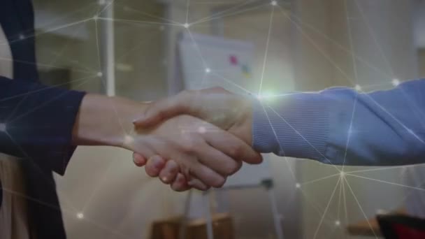 アジアの起業家たちが握手を交わす上で 線とつながるイルミネートドットのアニメーション デジタル複合材 複数の露出 コミュニケーション ビジネス オフィスのコンセプト — ストック動画