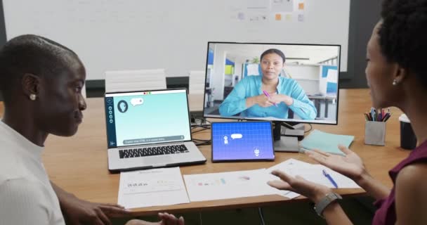 Különböző Üzletemberek Akik Videohívást Laptop Digitális Chat Képernyőn Irodában Vállalkozások — Stock videók