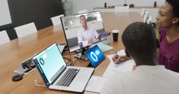 Afrikai Amerikai Üzletemberek Videóhívással Laptoppal Digitális Csevegéssel Irodában Vállalkozások Pénzügyek — Stock videók
