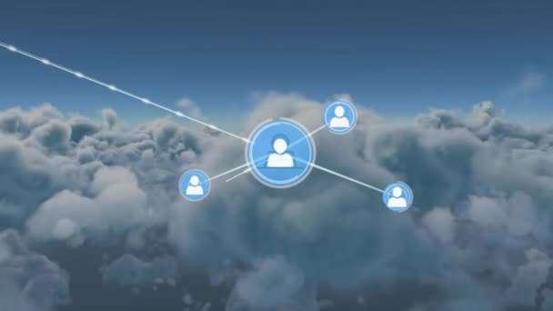 蓝色天空中的云彩映衬下的轮廓图标网络动画 全球联网和云数据存储技术概念 — 图库视频影像