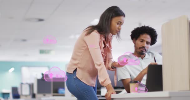 Animace Nahrávání Ikon Cloudu Přes Různorodé Muže Ženy Diskutující Notebooku — Stock video