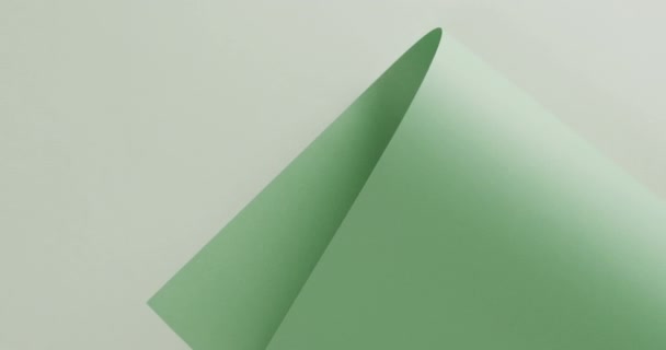 在白色背景上用慢动作的复制空间关闭绿色滚动纸 材料和织物 — 图库视频影像