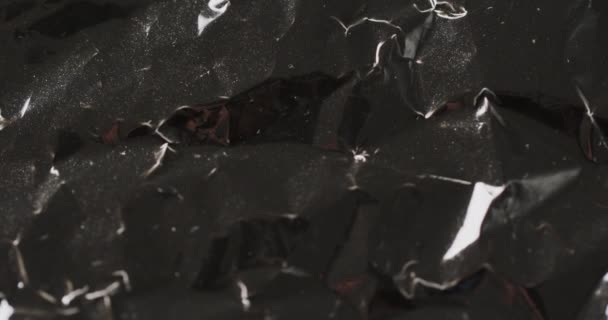 Закрыть Чёрный Скомканный Пластиковый Мешок Мусора Замедленной Съемке Текстура Ткань — стоковое видео