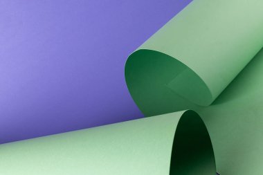 Mor arkaplanda fotokopi alanı olan yeşil kağıdı kapat. Renk, doku ve malzeme.