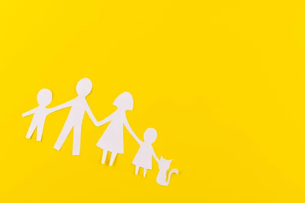 Biały Papier Wycięty Rodziny Dwójką Dzieci Skopiować Przestrzeń Żółtym Tle — Zdjęcie stockowe