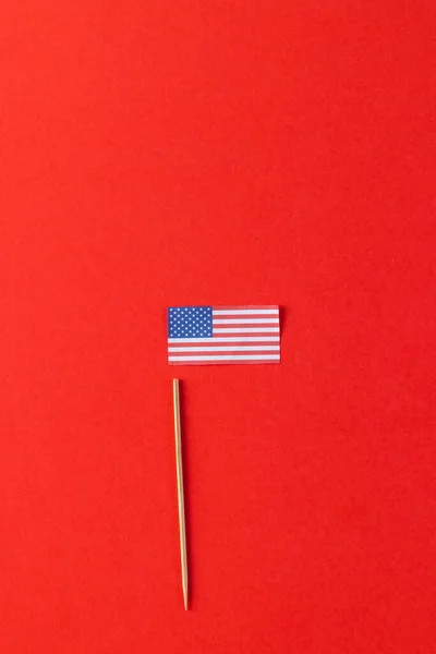赤い背景にコピースペースを持つ米国の国旗の高い角度のビュー アメリカの愛国心 独立記念日 伝統的概念 — ストック写真