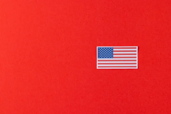赤い背景にコピースペースを持つ米国の国旗の高い角度のビュー アメリカの愛国心 独立記念日 伝統的概念 — ストック写真