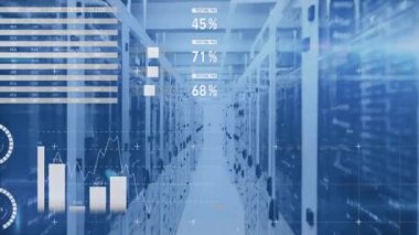 Sunucu odasında finansal veri işleme animasyonu. Küresel teknoloji, bilgisayar ve dijital arayüz kavramı dijital olarak oluşturulmuş video.