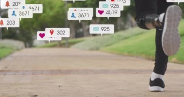 Bildirimlerin animasyonu, park yerinde protez bacağı olan Afrikalı Amerikalı adamın düşük kesimi. Dijital bileşik, sosyal medya, bacak, koşu, egzersiz, fitness, ampütasyon, engellilik ve teknoloji.