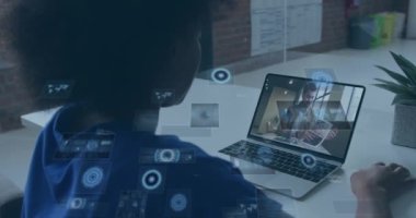 Afro-Amerikan bir kadının ofisinde dizüstü bilgisayarında görüntülü konuşma yapan yuvarlak tarayıcıların canlandırması. Bilgisayar arayüzü ve iş teknolojisi kavramı