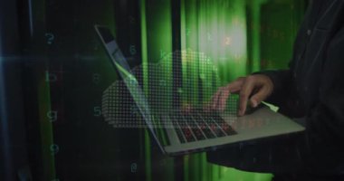 Asyalı adamın dizüstü bilgisayarını kullanarak bulut ve veri işleme animasyonu. Küresel iş, finans, bulut hesaplama ve veri işleme kavramı dijital olarak oluşturulmuş video.