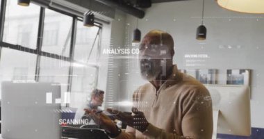 Ofiste dizüstü bilgisayarda çalışan Afro-Amerikan bir adam için grafiklerin, mesajların, bilgisayar dilinin animasyonu. Dijital bileşik, çoklu pozlama, rapor, iş dünyası, kodlama, ilerleme ve teknoloji kavramı.