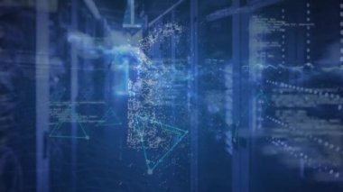 Bilgisayar sunucu odasına karşı kara bulutların üzerinde güvenlik kilidi simgesi ve ikili kodlama animasyonu. Siber güvenlik ve iş veri depolama teknolojisi kavramı