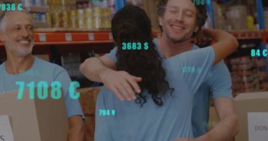 Depoda gülümseyen çeşitli gönüllülerin finansal veri işleme animasyonları. Küresel sevkiyat, ticaret, finans, bilgisayar ve veri işleme kavramı dijital olarak oluşturuldu.