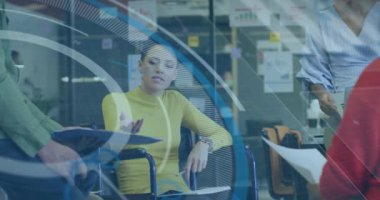 Çeşitli iş adamları üzerinde çalışan dürbün ve veri işleme animasyonları. Küresel iş, finans, hesaplama ve veri işleme kavramı dijital olarak oluşturulmuş video.