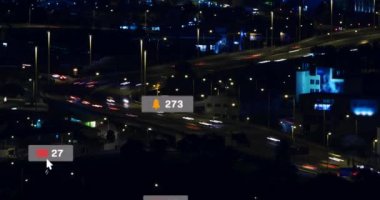 Gece şehir trafiğinin hava görüntüsüne karşı yüzen sosyal medya simgelerinin animasyonu. Sosyal medya ağı ve iş teknolojisi kavramı