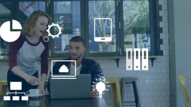 Bir kafede dizüstü bilgisayarla tartışan çeşitli erkek ve kadınlara karşı dijital simgelerin animasyonu. Bilgisayar arayüzü ve iş teknolojisi kavramı