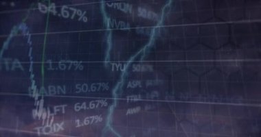 Şebeke kulelerine karşı finansal ve borsa veri işleme üzerinde sağanak fırtınası. Küresel ekonomi ve iş teknolojisi kavramı