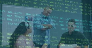 Ofiste birlikte tartışan çeşitli meslektaşlar üzerinde borsa veri işleme animasyonu. Küresel ekonomi ve iş teknolojisi kavramı
