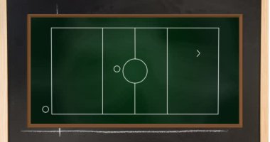 Gri arkaplana karşı yeşil karatahtayla çizilen futbol stratejisinin animasyonu. Spor turnuvası ve yarışma konsepti