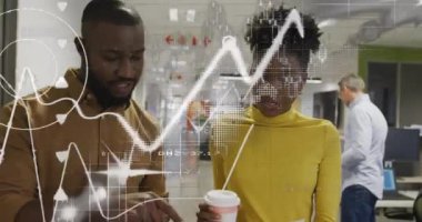 Afro-amerikan iş arkadaşlarının raporlarını tartışan grafiklerin, sayıların, haritaların ve blokajların animasyonu. Dijital bileşik, çoklu pozlama, rapor, küresel, takım çalışması, iş ve teknoloji kavramı.