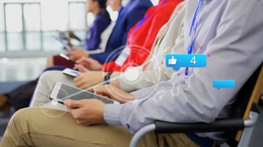 İş konferansında dijital tablet kullanan bir adamın orta bölümündeki sosyal medya simgelerinin canlandırılması. Sosyal medya ağı ve iş teknolojisi kavramı