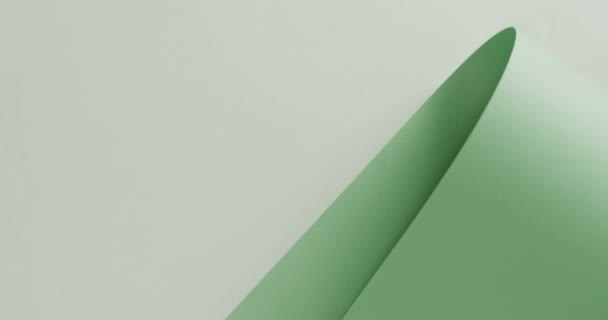 Detailní Záběr Zeleně Válcovaný Kus Papíru Bílém Pozadí Kopírovacím Prostorem — Stock video
