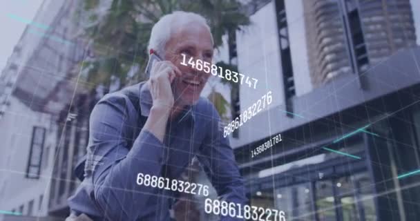 Animación Del Procesamiento Datos Sobre Hombre Mayor Caucásico Hablando Teléfono — Vídeo de stock