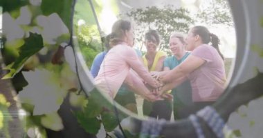 Yaprakların mutlu spor kadınlarının eşleşmesi üzerine animasyonu. Küresel spor, sağlık, fitness ve dijital arayüz kavramı dijital olarak oluşturulmuş video.