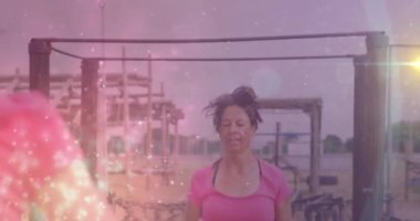 Engelli kursunda çeşitli kadınlar üzerinde hafif noktaların canlandırılması. Küresel spor, sağlık, fitness ve dijital arayüz kavramı dijital olarak oluşturulmuş video.