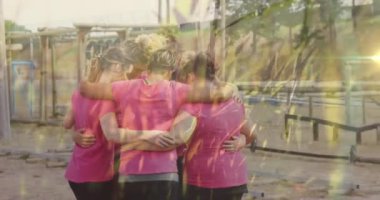 Engelli koşu parkurunda çimenlerin farklı kadınların üzerinde toplanması. Küresel spor, sağlık, fitness ve dijital arayüz kavramı dijital olarak oluşturulmuş video.