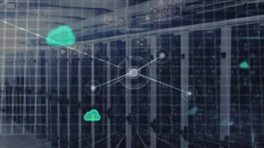 Bilgisayar sunucuları üzerinde bağlantıları olan veri işleme ve bulutların animasyonu. Küresel bağlar, dijital arayüz, veri işleme ve hesaplama kavramı dijital olarak oluşturulmuş video.