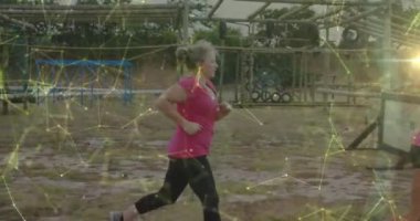 Engelli koşu parkurunda çeşitli kadınların üzerindeki şekillerin animasyonu. Küresel spor, sağlık, fitness ve dijital arayüz kavramı dijital olarak oluşturulmuş video.
