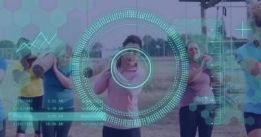 Engelli parkurunda koçu olan çeşitli kadınlar üzerinde bir animasyon. Küresel spor, sağlık, fitness ve dijital arayüz kavramı dijital olarak oluşturulmuş video.