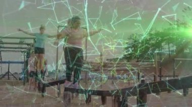 Engelli parkurunda koçu olan çeşitli kadınlar üzerinde bir animasyon. Küresel spor, sağlık, fitness ve dijital arayüz kavramı dijital olarak oluşturulmuş video.