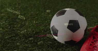 Spor ayakkabısı ve futbol üzerinden veri işleme animasyonu. Küresel spor ve dijital arayüz kavramı dijital olarak oluşturulmuş video.